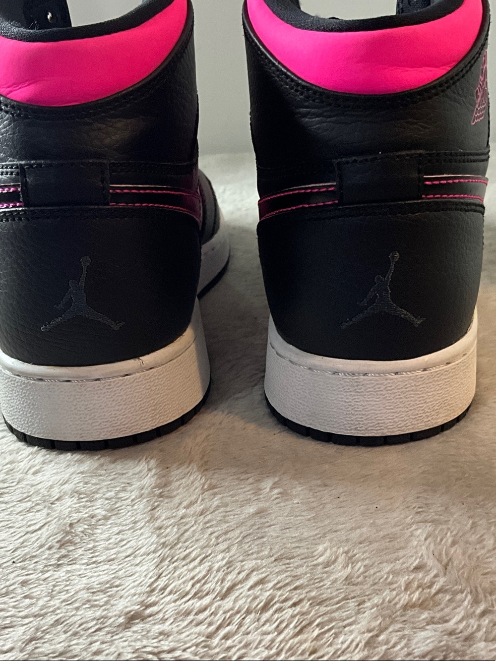 Nike Air Jordan 1 Retro High “Black Hyper Pink” Sneakers-Size 6Y - Picture 3 of 13
